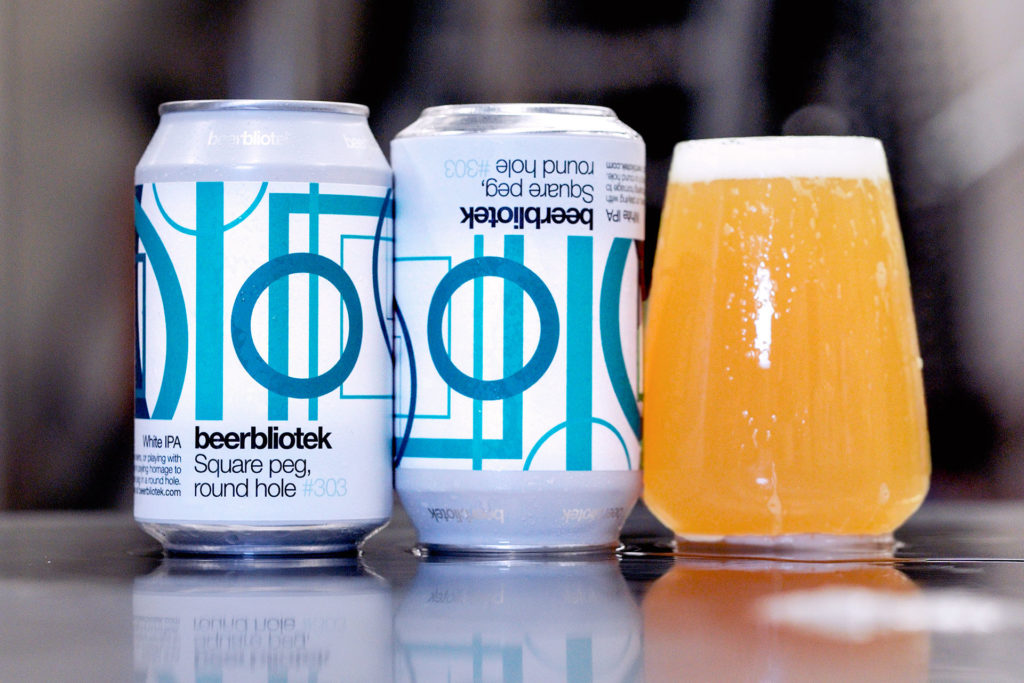 A tasting photo with two cans of Square peg, round hole, a White IPA, brewed by Swedish Craft Brewery Beerbliotek.